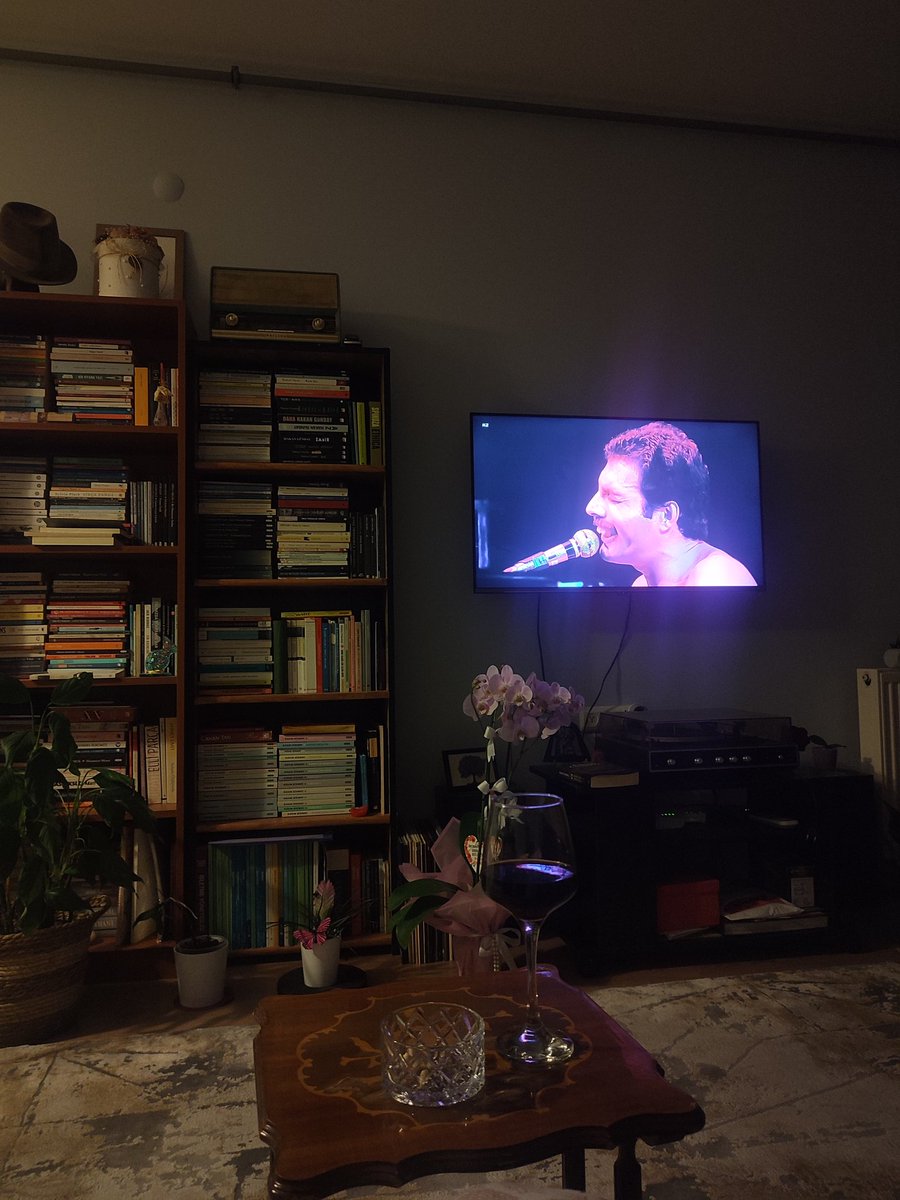 burcubnn's tweet photo. Geçmişe ışınlansam kimin konserine gitmek isterim diye  sordum kendime. Cevabım Queen oldu. Sonra Queen gecesi yaptım🤘 Bu arada Gürcü şarabı çok lezzetli. Akşam da  Çukurova Senfoni Orkestrası'yla Kubat sesinden Neşet Ertaş türküleri dinledim(o canlıydı)🙃Işınlanma bulunsun ✌🏼 https://t.co/uPx3x6sMFl