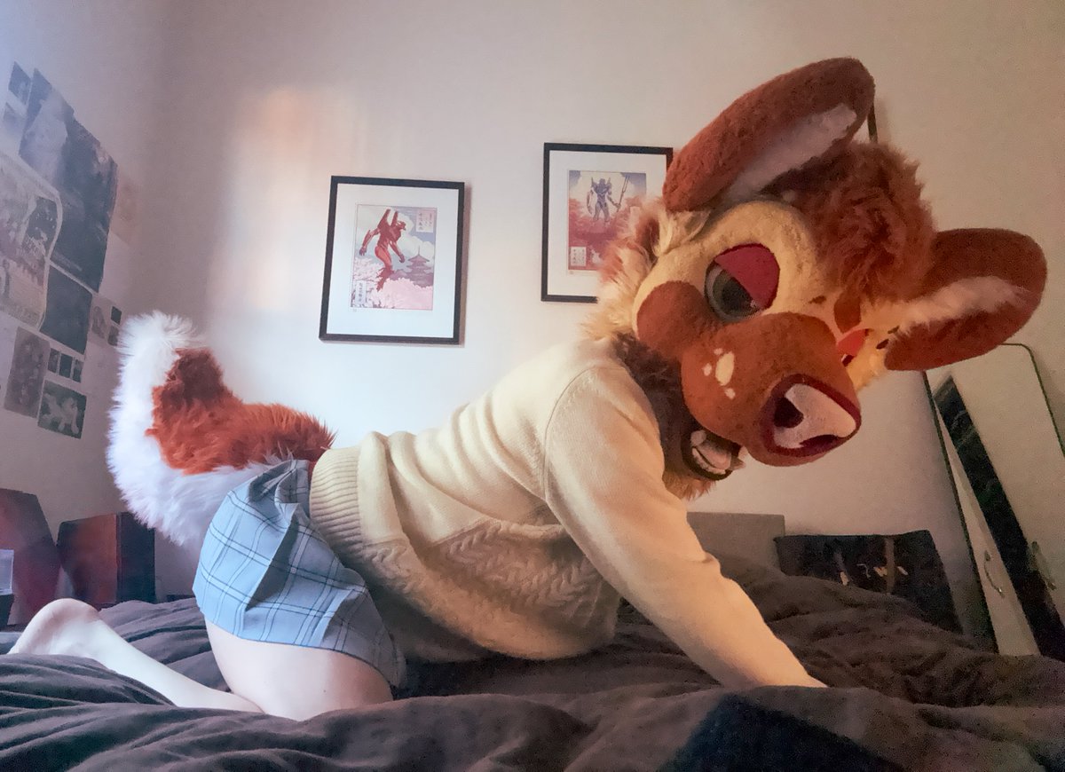 ad_algos's tweet image. Caught being a slut on my bed again 😇