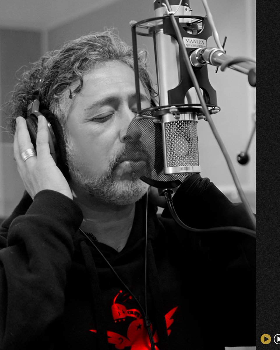 Creo que todos y todas quienes hemos estado frente al Aprendiz con la intención de cruzar alguna palabrita de agradecimiento y cariño hemos sentido que el tiempo se nos hace agua y sal en las manos.
Estábamos en Suecia el día que Patricio Manns partió a su siguiente viaje