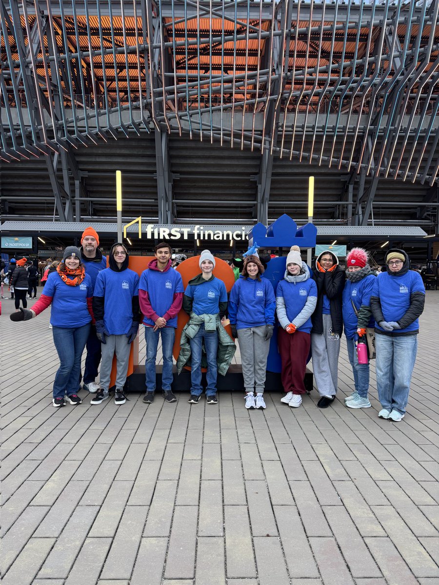 Roger Bacon Underwater Hockey got up early and volunteered at today's Thanksgiving Day Race.  The students and parents helped direct the runners and walkers to the start line.  Special congrats to all from the Body Bacon running today!  Happy Thanksgiving to all! 
#HailSpartans
