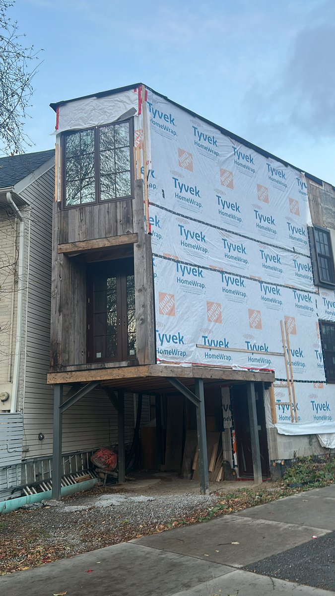 I hope this construction stays this way and this is what the entryway is like #effortgateyourlife