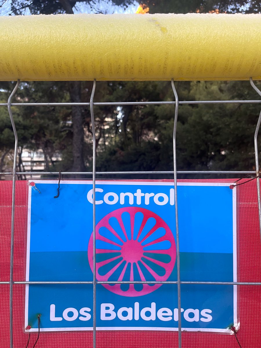 Hem deixat enrere el món analògic, tenim IA, IoT, 'blockchain', iPhone 17 Pro Max... però a les obres municipals no hi ha robots vigilant-les, sinó el clan familiar LOS  BALDERAS! Hi ha coses que no canvien (Jardins del Doctor Samuel Hahnemann #StGervasiGalvany)