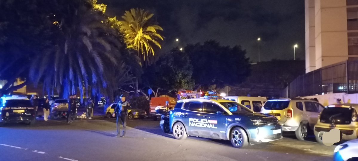 infoNCanarias's tweet image. Fuerte despliegue en La Paterna por un incendio en el interior de una vivienda 

cn8noticiascanarias.com/laspalmas/fuer…