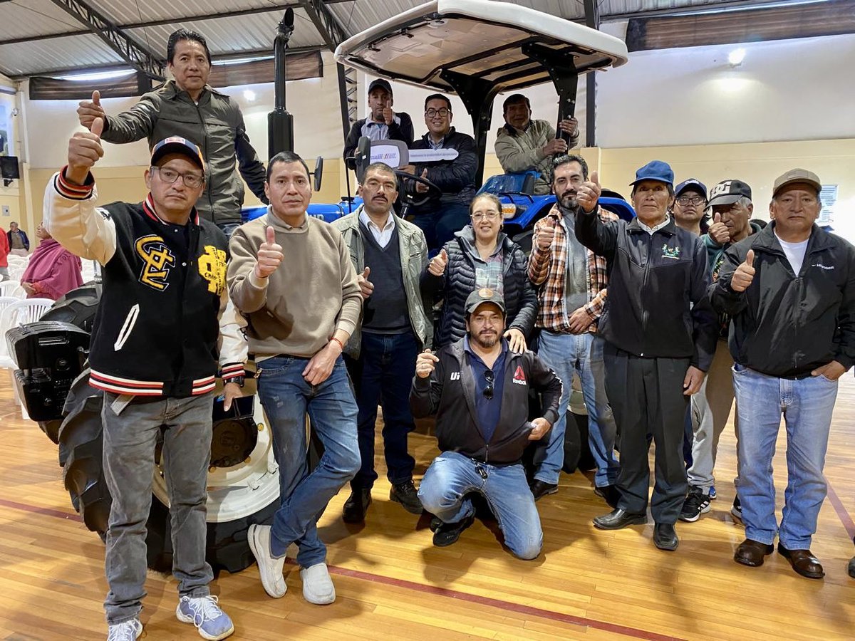 AgriculturaEc's tweet image. #Cotopaxi 🌱| Entregamos 200 títulos de propiedad de tierras rurales, garantizando la seguridad jurídica para nuestras productoras y productores.

Además, otorgamos un tractor agrícola a la Asociación de Apicultores, fortaleciendo su trabajo y mejorando su capacidad productiva.