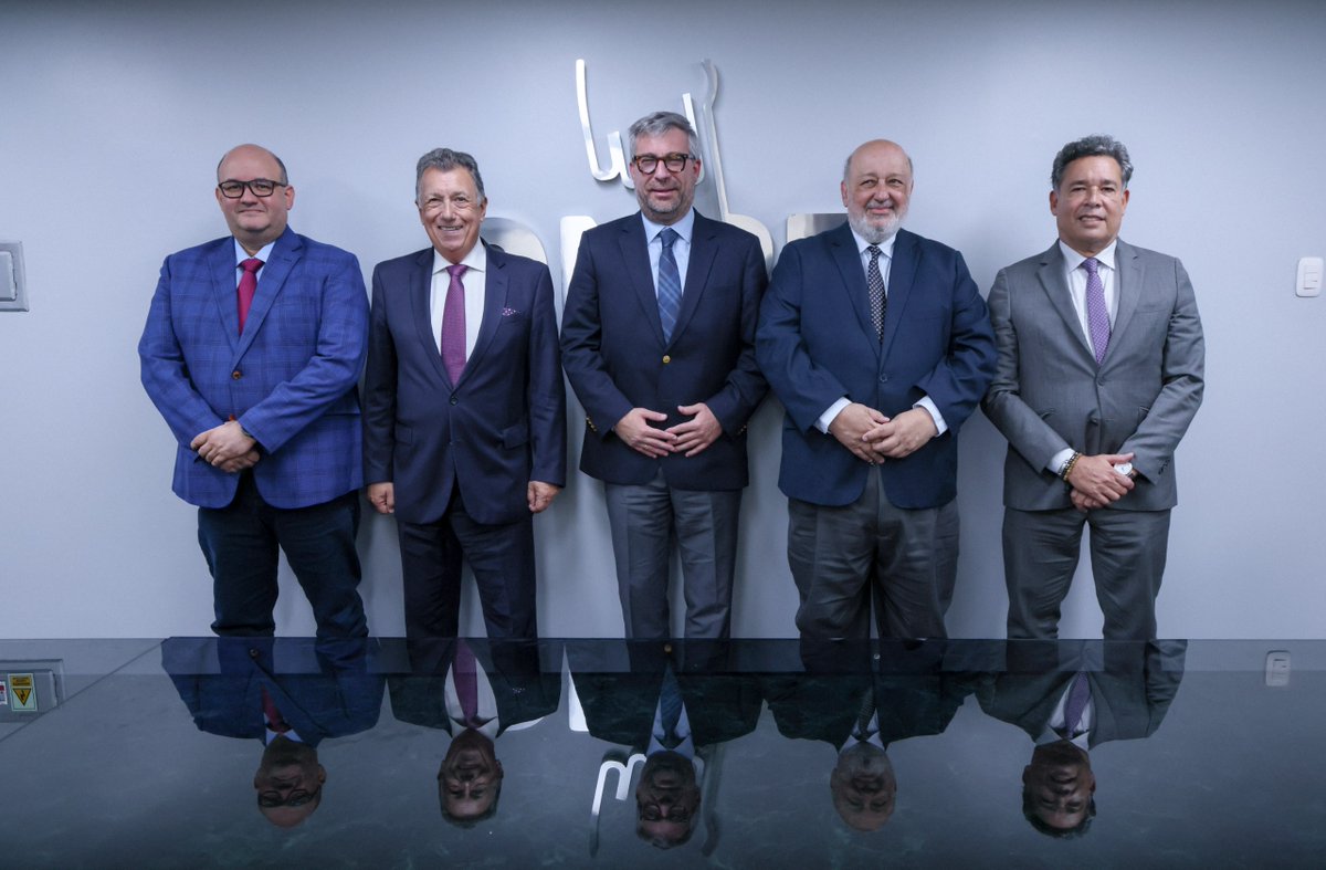 Durante el encuentro, <a href="/pcorvetto/">Piero Corvetto</a> les brindó información referida a las Elecciones Generales 2026 que se realizarán en nuestro país el próximo 12 de abril y mostró su conformidad con el posible envío de observadores para dichos comicios.