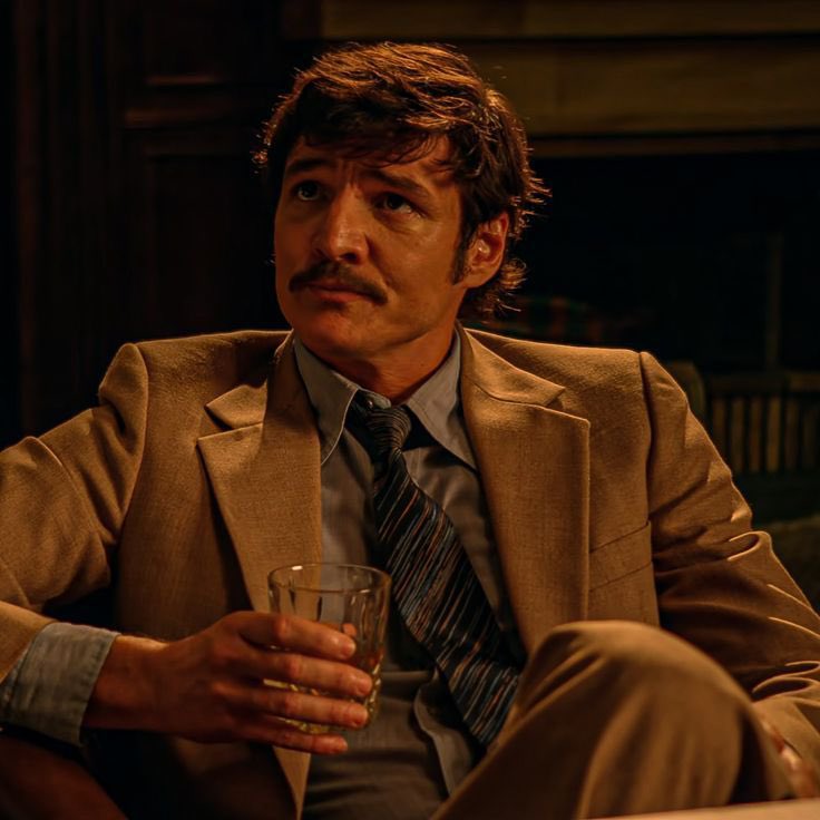 joelspascal's tweet image. re watching narcos for the plot