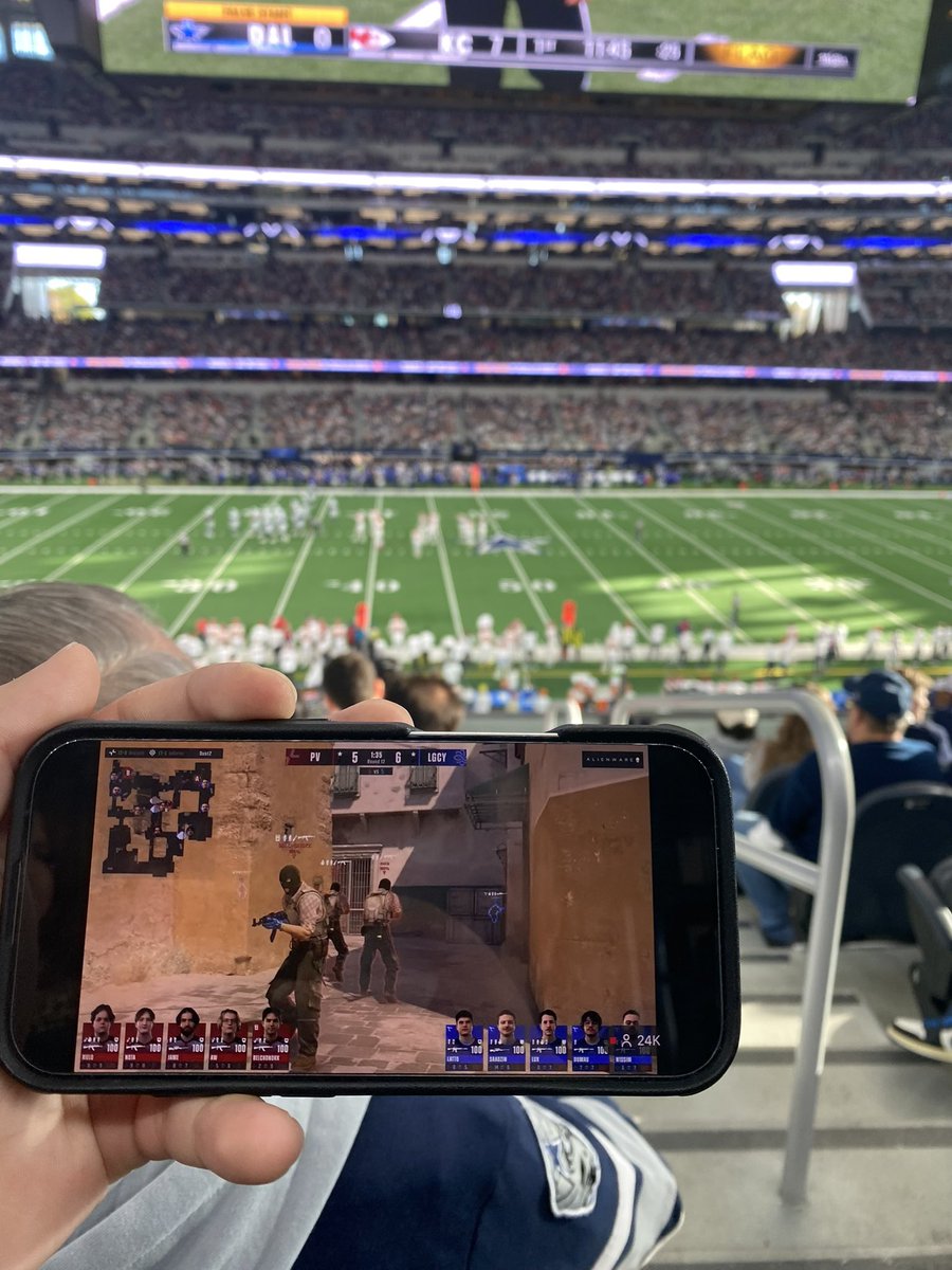 Mynajef_'s tweet image. This Football game boring as hell 😭