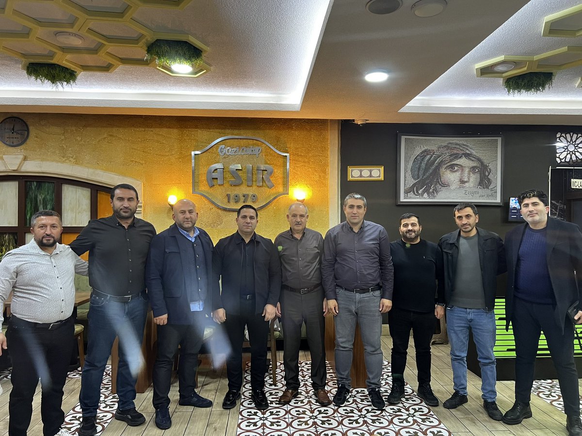 Başkent’te son durağımız Gaziantep Asır Künefe oldu. Kıymetli dostlarımız Türker ve Turgut Yeniçeri’nin misafiri olduk. Dostlarımızla hasbıhal ettik. Bu güzel sohbetimize Ankara GÜDEF Genel Başkanımız Hamdi Arslan ve Ak Parti Şiran İlçe Başkanı Mustata Yeniçeri başkanda eşlik