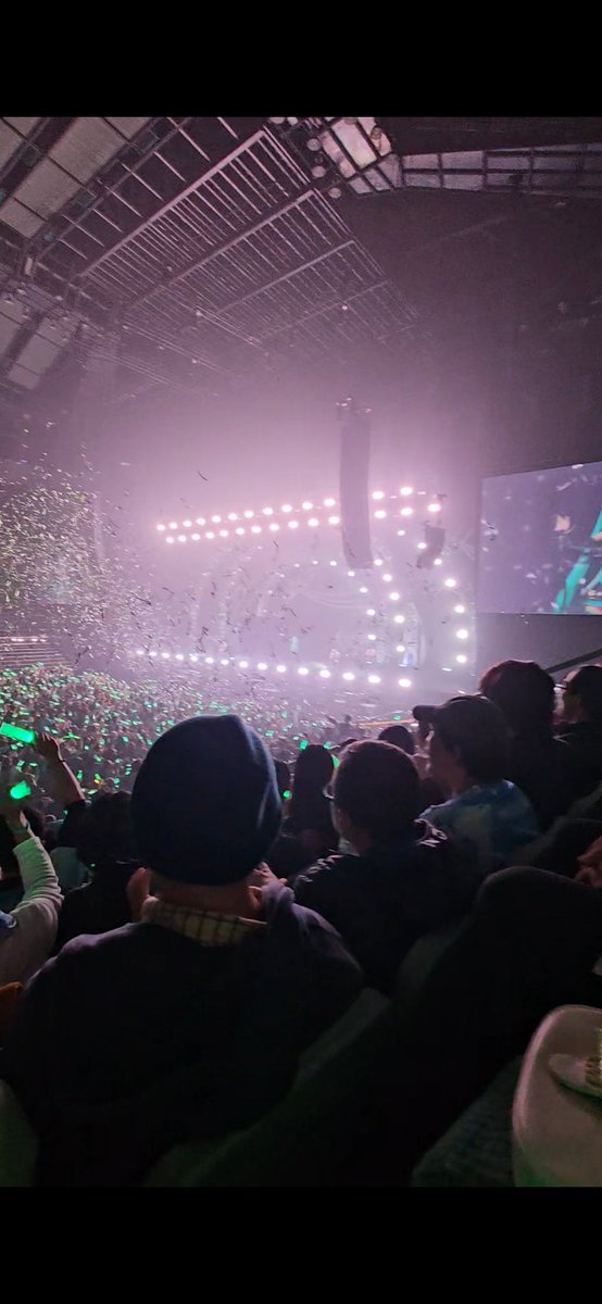 HzSoar's tweet photo. 追隨初音十五年
有幸可以參加
Last song的メルト 淚腺潰堤
綵帶紛飛像撒滿星辰
希望此間能夠永遠停格
此刻 我是最幸福的靈魂
旋律早已刻骨 這是對青春的回放
第一次為演唱會流下淚水
只願未來每場 我都不會缺席
感謝相遇的人們
謝謝世界第一的公主殿下

#MIKUEXPOAsia 
#MIKUEXPO2025 
#初音ミク https://t.co/CtoNLazQhf
