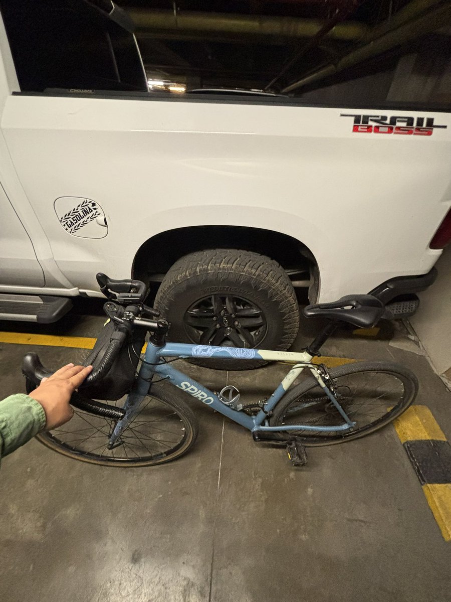 Hoy me encontré con esta mole en el parqueadero. 
¿Cómo puede una persona acaparar tanto espacio? 
Esa consciencia de lo colectivo la tenemos muy perdida!