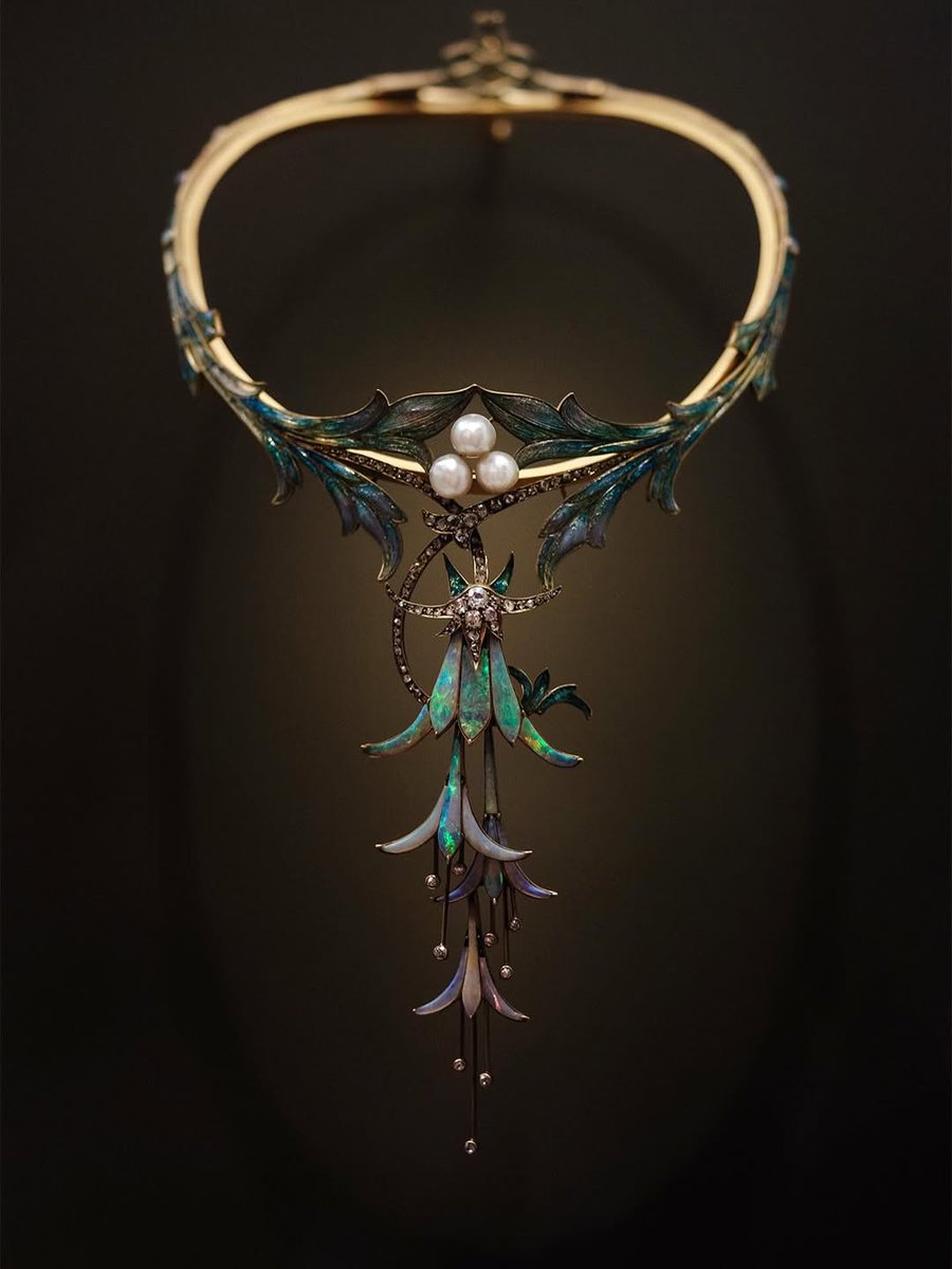 Beautiful Art Nouveau necklace ‘Fuchsias’ from circa.1900s, Paris.