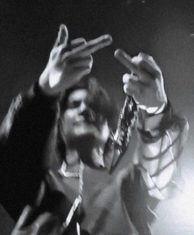 svnbangtan_x's tweet image. Alexa, play mic drop by bts 😌