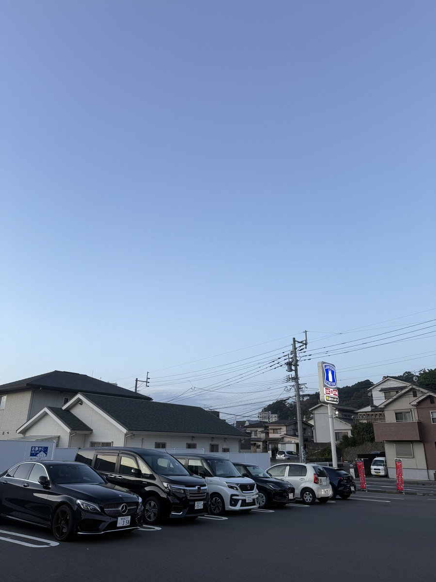 japanthrust's tweet photo. 毎日遅ようございますの息子もポケカ発売日は5時に起きて6時15分にはコンビニのレジ前で並んでる😅趣味があるのはいい事だけど普段から早く起きてくれたらお利口さんなんだけどなぁ🤣 https://t.co/V3XbDW9fWh