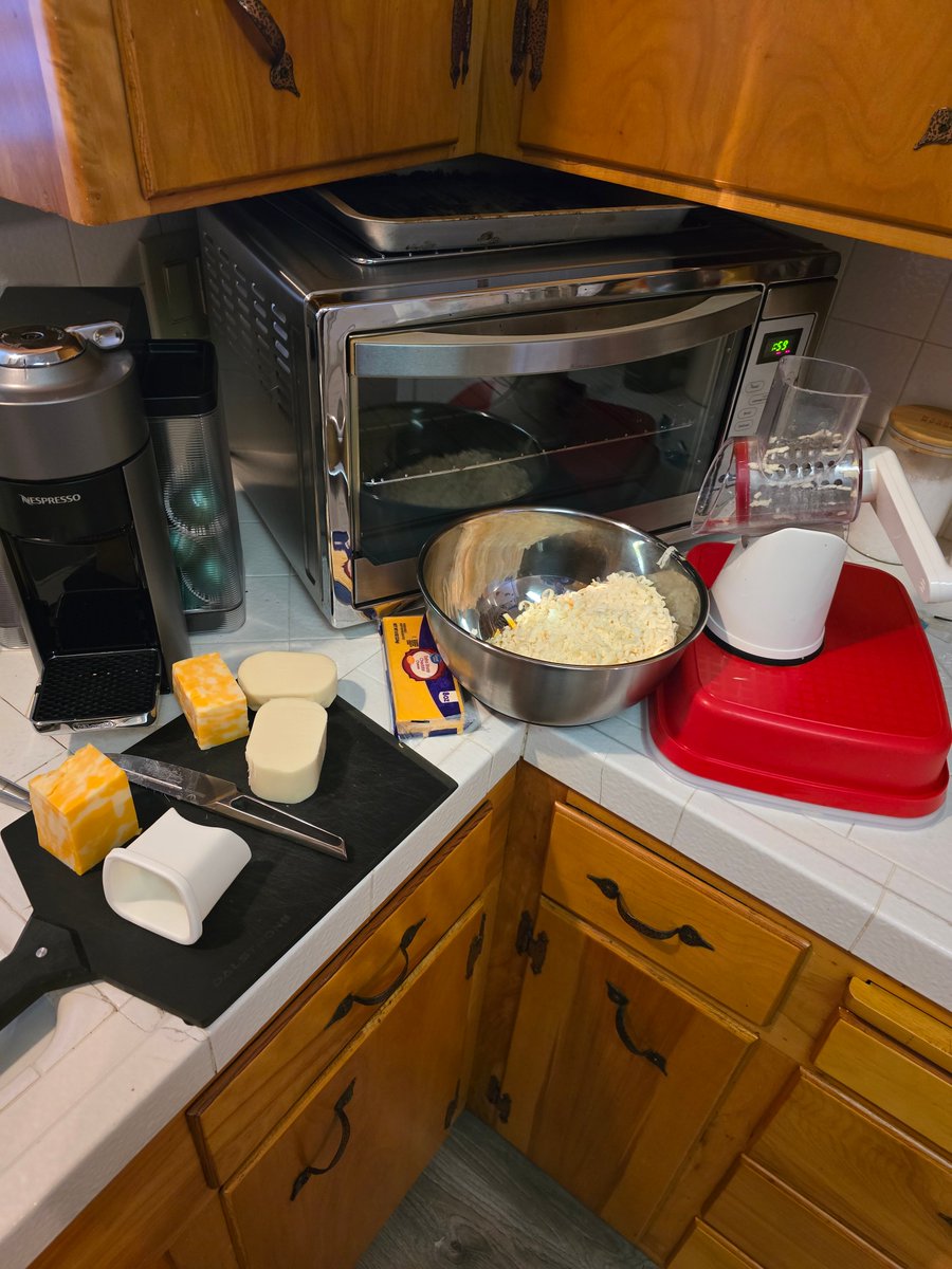 RawDogg209's tweet image. If u make mac n cheese from scratch u know u have to shred the cheese urself or the texture will be off. Well get yourself one of these, it saves 75% of the prep time.