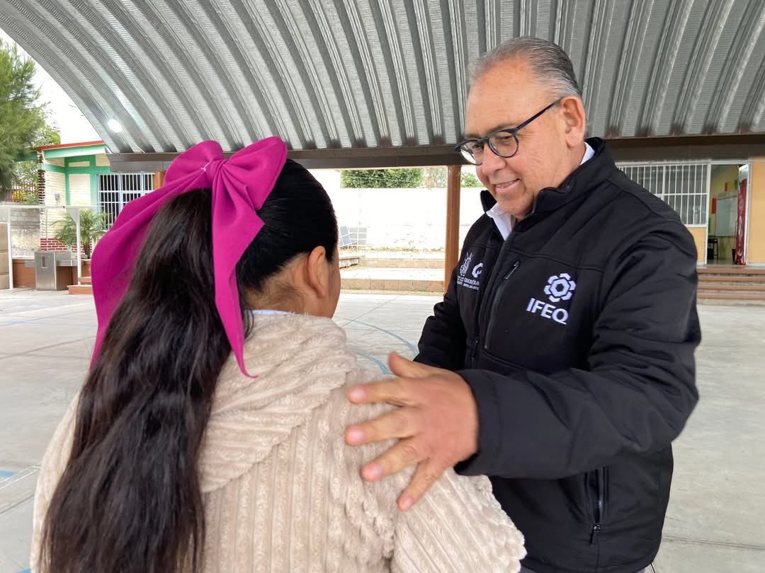 Encabeza el titular del <a href="/IFEQ15/">IFEQ</a> , <a href="/FerJCOV/">Fernando Orozco Vega</a> , una gira por Ezequiel Montes, comenzando en la comunidad de Guanajuatito, para entregar el mejoramiento de plaza cívica en la primaria “Benito Juárez”, es #contigo y por ti, que las obras educativas de calidad llegan a tu escuela.