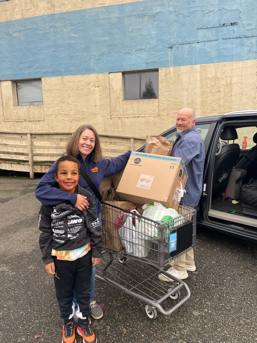 HiLineHomes's tweet image. We are overjoyed to share the results of our first-ever HiLine Homes Company Food Drive! From November 1–21, our amazing HiLine team, alongside our incredible trade partners and customers, helped gather 2,391 non-perishable food items to support families in our local communities.