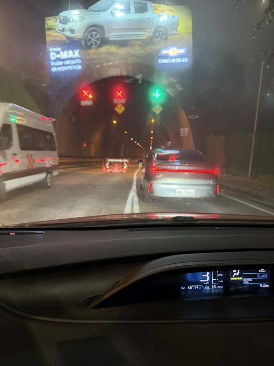 Estimado <a href="/pabelml/">Pabel Muñoz L.</a> <a href="/AMT_Quito/">AMTQuito</a> qué razón técnica existe para que las noches en las que existe alto tránsito de vehículos por el túnel Guayasamín no se aproveche el carril del medio ?