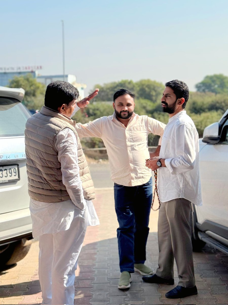 अगर फलक को जिद है, बिजलियाँ गिराने की |
तो हमें भी जिद है, वहीं आशियाँ बनाने की |

पूर्व विधायक जमवारामगढ़ व जिलाध्यक्ष जिला कांग्रेस कमेटी जयपुर देहात ईस्ट से बड़े भाई गोपाल जी मीणा व शाहपुरा विधायक मनीष यादव जी के साथ सुखद मुलाकात व चर्चा 
<a href="/ManishYadavIn/">𝗠𝗮𝗻𝗶𝘀𝗵 𝗬𝗮𝗱𝗮𝘃</a> <a href="/gopalmeenainc/">Gopal meena</a>