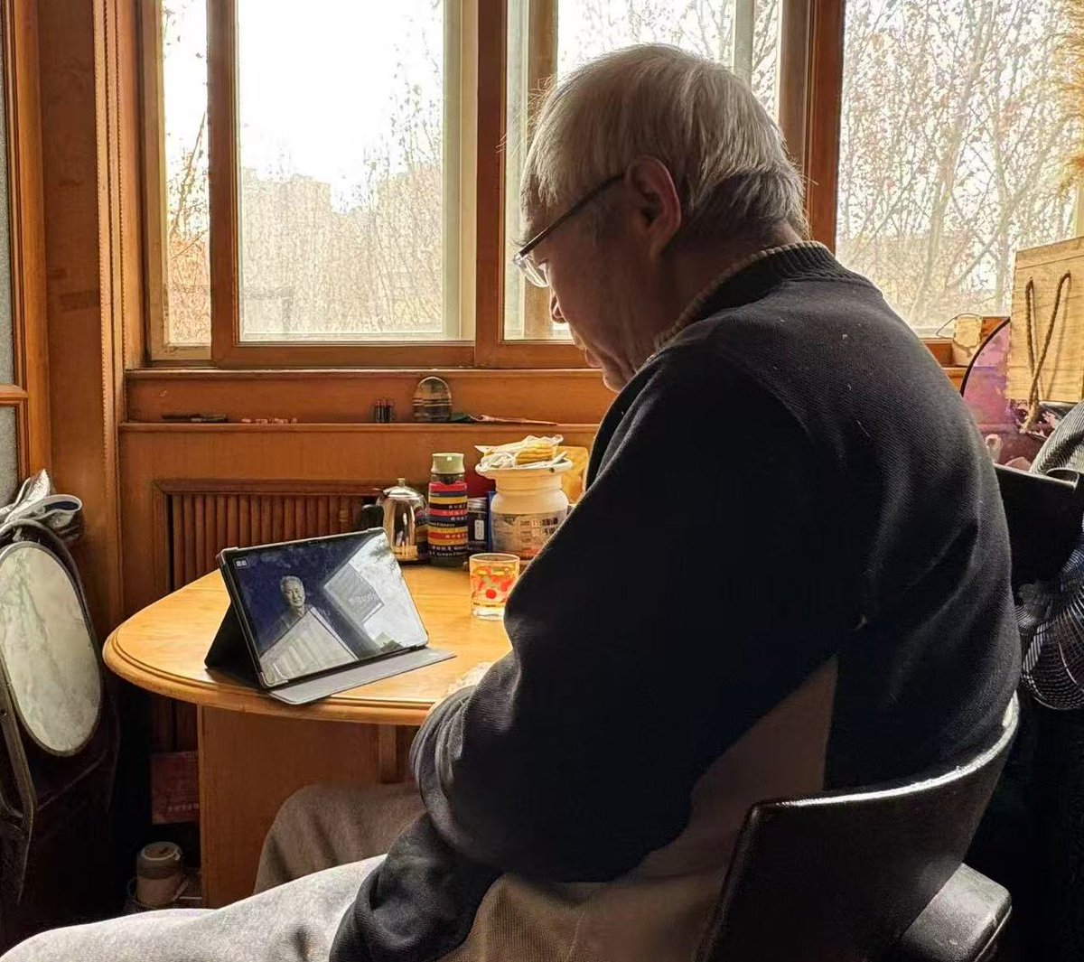 ChinaDaily's tweet image. As #AI chatbots continue to sweep across the world, grasping people&apos;s attention with the incomparable emotional support they offer, some users have started to show signs of waning interest. With that, the discussion on how to make #AIcompanions more sustainable goes on. #tech…