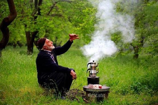 " تبدو الحياة سهلة حين نتكلم عنها .. صعبة حين نتعامل معها .. مؤلمة حين نعيشها .. متعبة حين نجري في مضمارها .. قصيرة حين نفكر فيها ..
لكنها رائعة حين نقتنع بها "