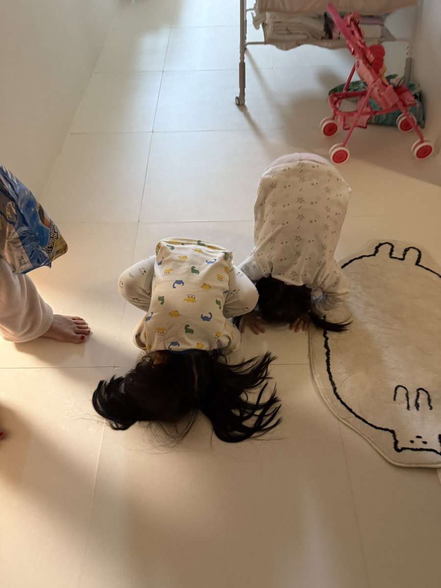 [공경]

아가들 : 하부 안녕히 가세요!!
할아버지 : 어어;;;