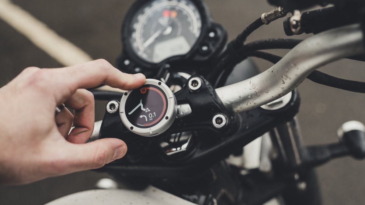 plot_touring's tweet image. スマート・シンプル・コンパクトなナビ！
ビーラインMotoIIはポケットサイズの小さなナビ
そんなに小さくて操作はできるの？と思うことでしょう
ご安心を。MotoIIは背面に十字ボタンを搭載
バイクにつけた状態で本体を押し込むことで簡単操作できちゃいます！
グローブは外さなくていいのですよ👍…