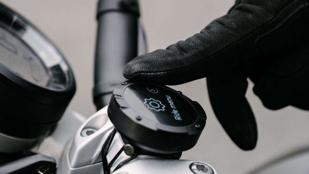 plot_touring's tweet image. スマート・シンプル・コンパクトなナビ！
ビーラインMotoIIはポケットサイズの小さなナビ
そんなに小さくて操作はできるの？と思うことでしょう
ご安心を。MotoIIは背面に十字ボタンを搭載
バイクにつけた状態で本体を押し込むことで簡単操作できちゃいます！
グローブは外さなくていいのですよ👍…