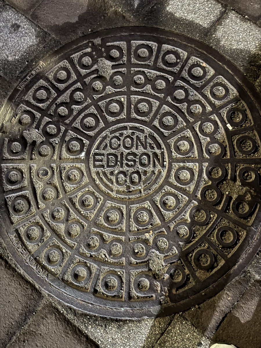 Xyonzhistory's tweet image. New York details - stained glass in Trinity Church. Art deco panel on building. Ceiling tile in New York Library. Man hole cover. 

See the world around you - full of history!