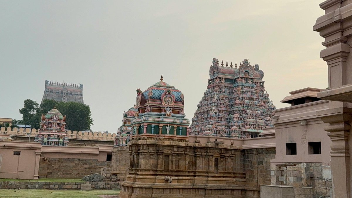 Anshul_arya167's tweet image. यह है &quot;श्रीरंगम मंदिर&quot; जो कि विश्व का सबसे बड़ा हिंदू मंदिर है | जो कि तमिलनाडु राज्य के तिरुचिरापल्ली के पास कावेरी नदी पर एक द्वीप पर स्थित है | यह मंदिर 156 एकड़ में फैला हुआ है इस मंदिर में 21 गोपुरम एक हजार स्तंभ वाला एक विशाल हॉल भी हैं |#srirangamtemple #Hinduism #Temple