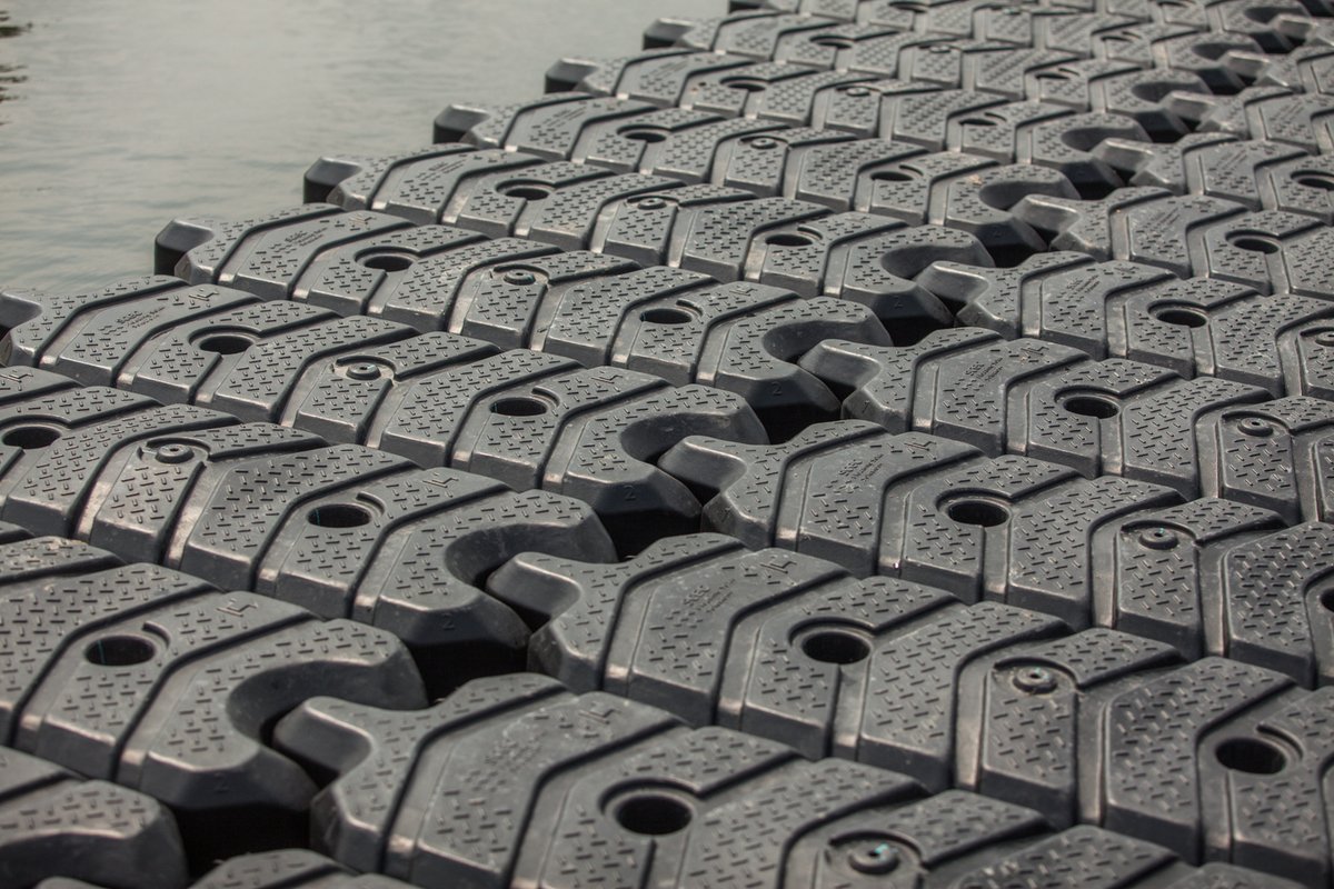 SCGC  เร่งช่วยเหลือผู้ประสบอุทกภัยพื้นที่เทศบาลนครหาดใหญ่ จ.สงขลา  มอบนวัตกรรมทุ่นลอยน้ำคุณภาพสูง ส่วนประกอบสำคัญของโซลาร์ฟาร์มลอยน้ำ (SCGC Floating Solar Solutions) เพื่อดัดแปลงเป็น “แพกู้ภัย” ในภารกิจต่าง ๆ อาทิ ประกอบเป็นท่าเรือชั่วคราวสำหรับจิตอาสาเจ็ตสกีและทีมช่วยเหลืออื่น ๆ