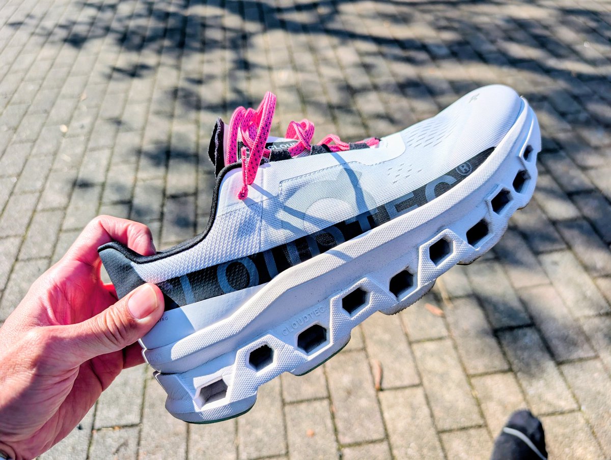 ＼ 寝坊したので遅めの朝ラン😪 ／
🏃│10km 低強度
👟│CloudMonster👾
🎵│洋楽イロイロ
破格値で売られていたCloudMonsterを履いて、ゆっくりジョグ。
ふかふかでもないし、フワフワでもない……むしろチョイ硬めなのかな…🤔💭
もうちょいスピード上げたほうが走りやすいかも☝️
#ランニング