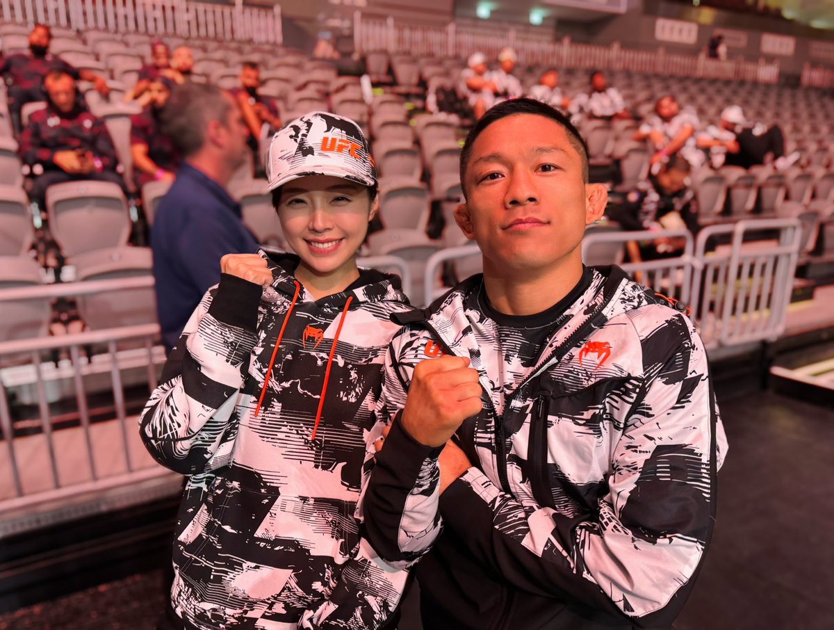 kawamuranatsuki's tweet image. せっかくなので🫶と夫婦で撮っていただいたお写真🤭ｶﾞﾊﾊﾊ
キヨジさんの隣でUFCウェアを着用させていただける日が来るとは…と幸せな気持ちでした✊✨
#UFC #UFCQatar