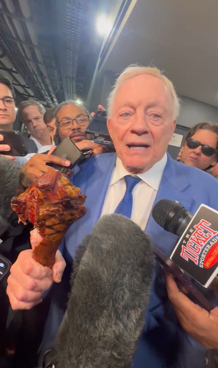 Jerry Jones paid the ultimate price for this winning streak. Look in those eyes. #kneeland