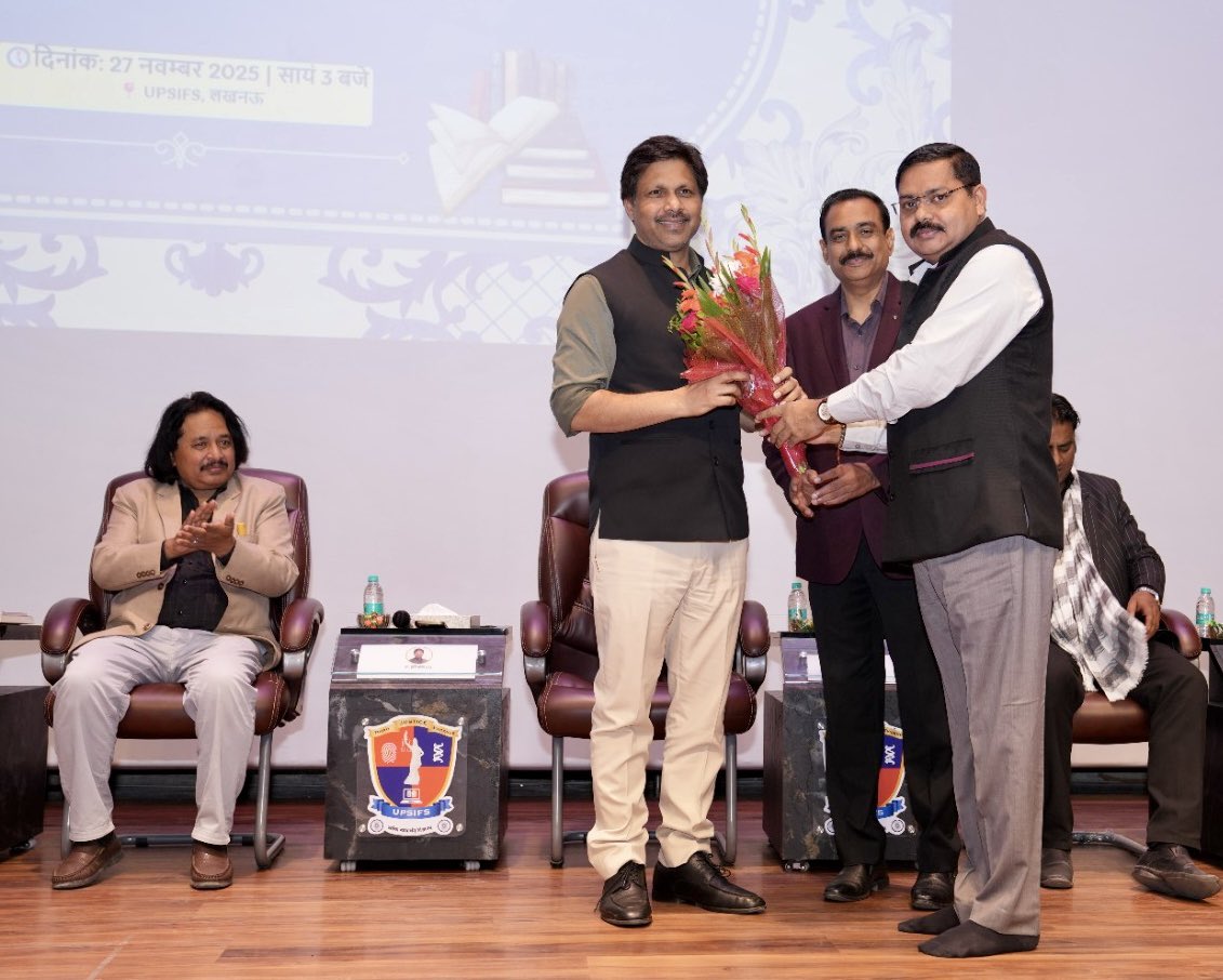 dr_hariom_ias's tweet photo. Attended two poetic sessions, One organised by Urdu Academy in SFSRI and other in Sanskrit University GN Lucknow. The love of the audience was overwhelming. #drhariomias #poetry #music https://t.co/qd834CE1qR