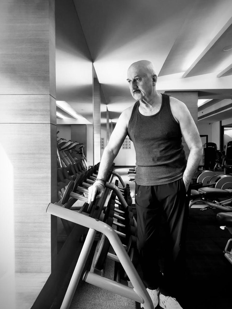 AnupamPKher's tweet photo. “The one who falls and gets up is stronger than the one who never tried.“ Jai Bajrang Bali! ❤️😎💪 #ShapeUp #NeverGiveUp #InnerStrength https://t.co/dcCqpxnhKT
