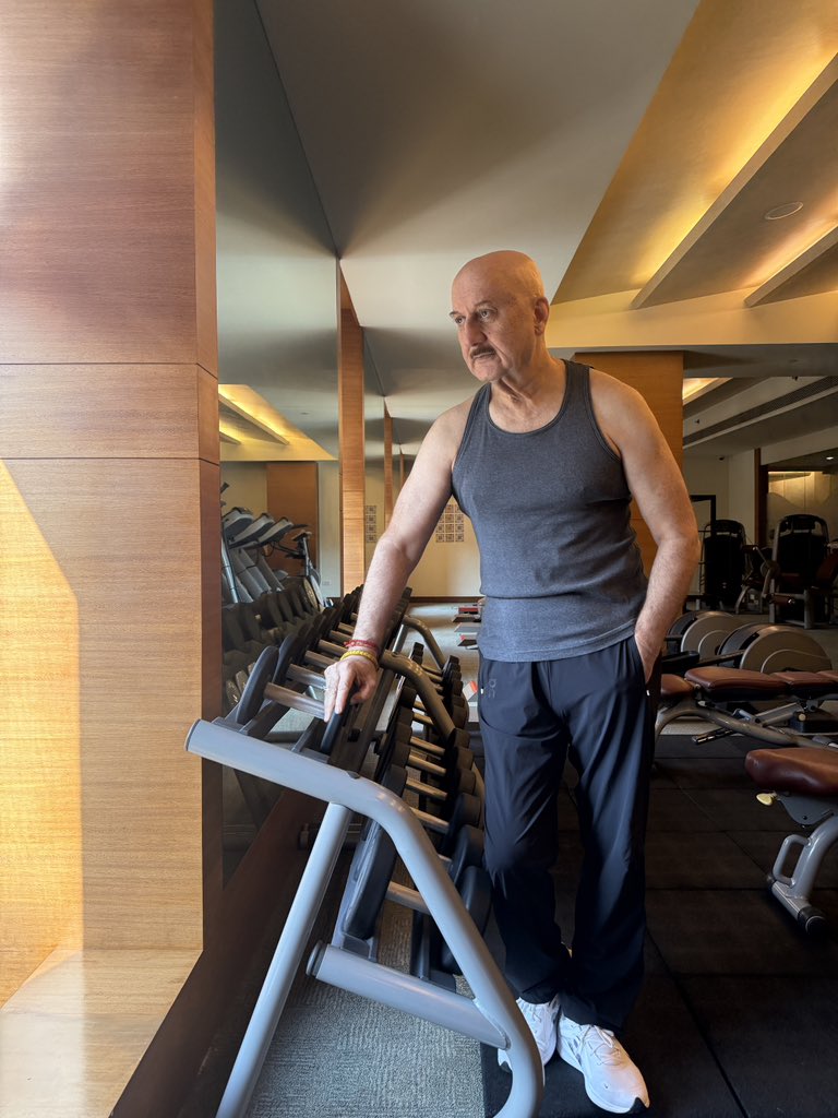 AnupamPKher's tweet photo. “The one who falls and gets up is stronger than the one who never tried.“ Jai Bajrang Bali! ❤️😎💪 #ShapeUp #NeverGiveUp #InnerStrength https://t.co/dcCqpxnhKT