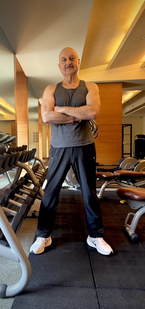 AnupamPKher's tweet photo. “The one who falls and gets up is stronger than the one who never tried.“ Jai Bajrang Bali! ❤️😎💪 #ShapeUp #NeverGiveUp #InnerStrength https://t.co/dcCqpxnhKT