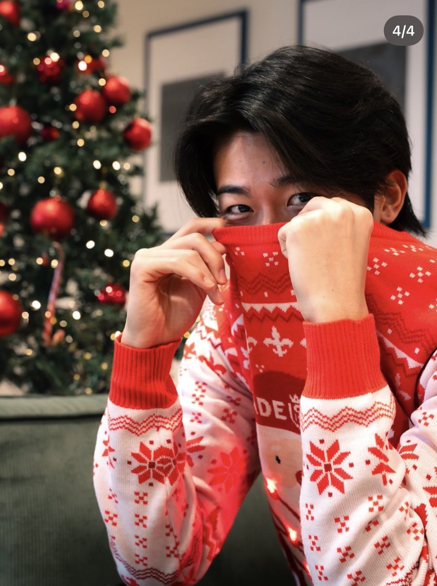 敬斗が新しいスタッドランスのクリスマスセーターとオーギュストの