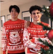 敬斗が新しいスタッドランスのクリスマスセーターとオーギュストの