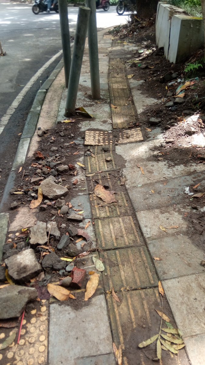 Info min <a href="/PRFMnews/">Radio PRFM</a> ieu nu tanggung jawab saha ? Galian bekas kabel .. 1 minggu lebih di antep ? Nu kerja na kamarana ? Asa rarujit kieu trotoar teh .. lok : jln belitung ( taman musik )