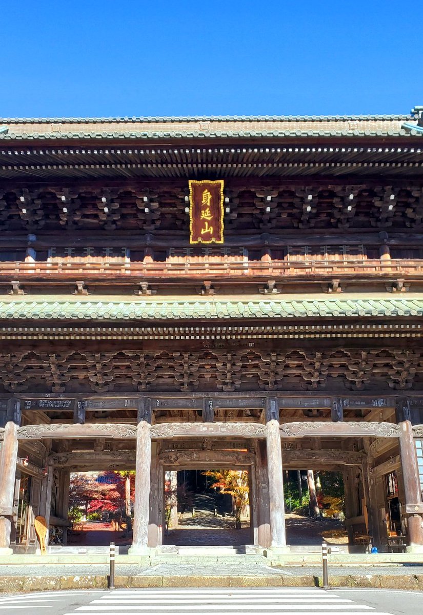 MsLABO6's tweet image. 身延山久遠寺
山門脇の駐車場が見事な秋🍁
駐車料金ケチると、これ上るのか…😅
#CB1300SB