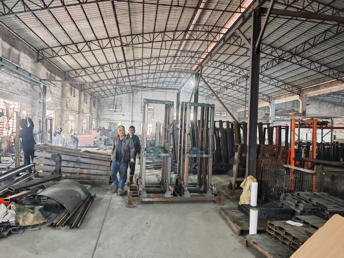 matta_yang's tweet image. Stacker welding process
Ideal for quick pallet moves, loading docks, and tight spaces where big forklifts can&apos;t go. It&apos;s the muscle your team needs without the complex mechanics or high cost.
Matta Yang WhatsApp: 0086-137-12912086
#ManualStacker #MaterialHandling #Logistics