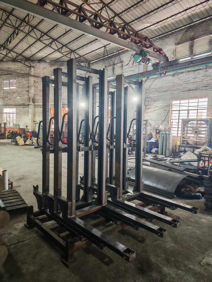 matta_yang's tweet image. Stacker welding process
Ideal for quick pallet moves, loading docks, and tight spaces where big forklifts can&apos;t go. It&apos;s the muscle your team needs without the complex mechanics or high cost.
Matta Yang WhatsApp: 0086-137-12912086
#ManualStacker #MaterialHandling #Logistics
