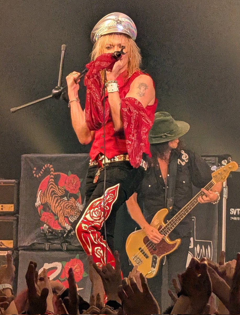 3_sin's tweet image. もうちょいマイケル・モンロー神の写真貼ってもいいですか？

①ここで女性ファンの悲鳴が！
②（いつものことですが）酷使されるマイクスタンド。曲間でダッシュして直すスタッフも大変
③スカーフ結び直そうと四苦八苦
④プレゼントのペンラくっつけてました。カッコ良すぎる💧

#MichaelMonroe