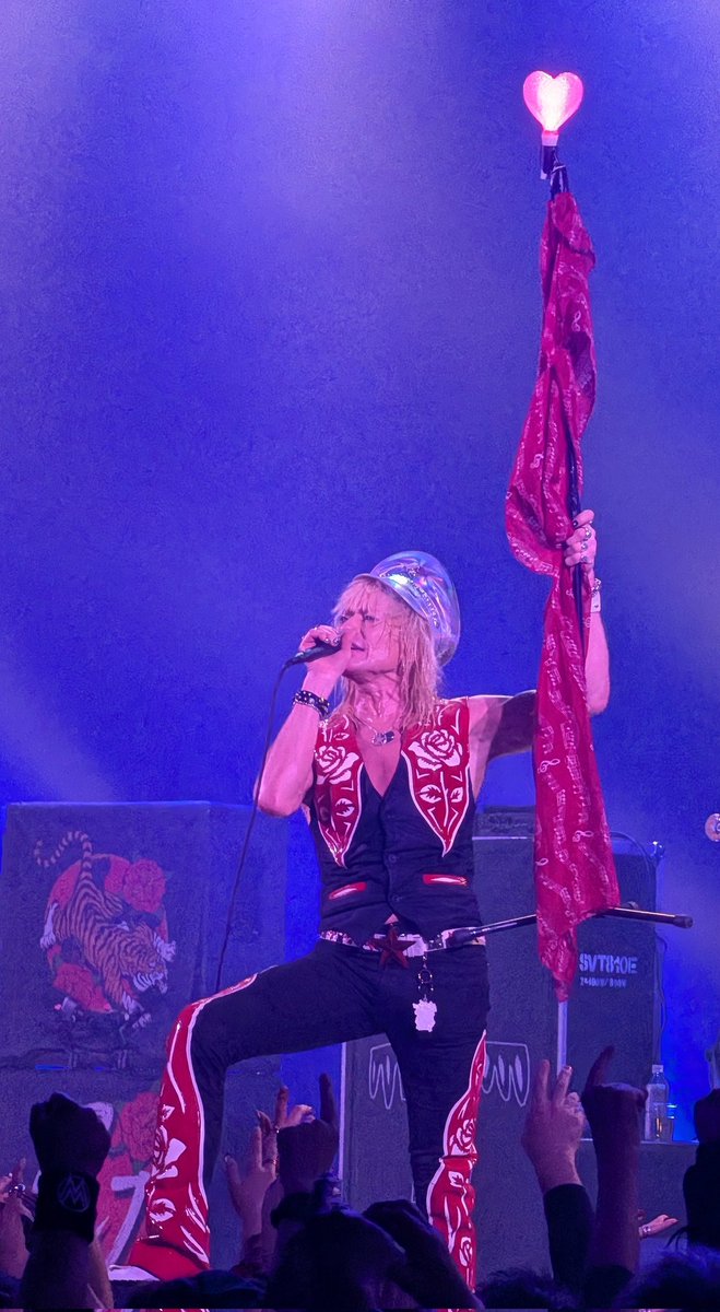 3_sin's tweet image. もうちょいマイケル・モンロー神の写真貼ってもいいですか？

①ここで女性ファンの悲鳴が！
②（いつものことですが）酷使されるマイクスタンド。曲間でダッシュして直すスタッフも大変
③スカーフ結び直そうと四苦八苦
④プレゼントのペンラくっつけてました。カッコ良すぎる💧

#MichaelMonroe