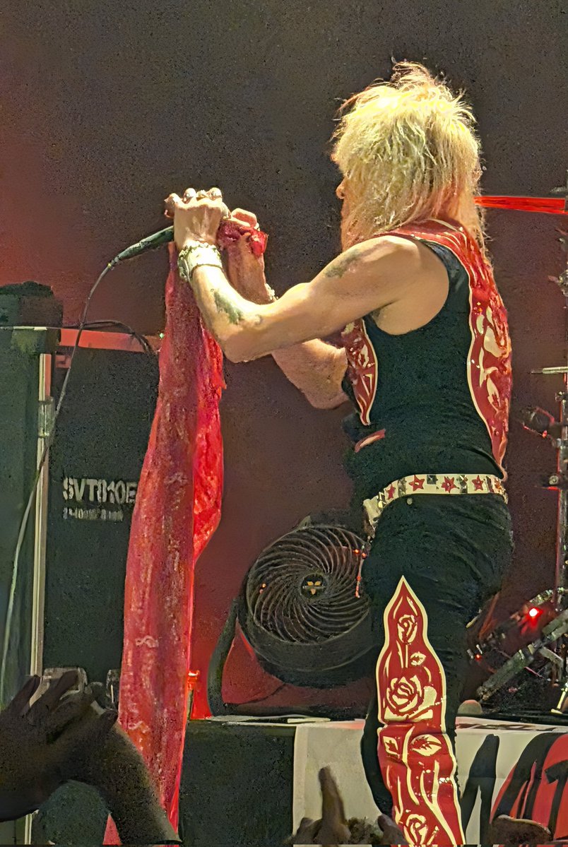 3_sin's tweet image. もうちょいマイケル・モンロー神の写真貼ってもいいですか？

①ここで女性ファンの悲鳴が！
②（いつものことですが）酷使されるマイクスタンド。曲間でダッシュして直すスタッフも大変
③スカーフ結び直そうと四苦八苦
④プレゼントのペンラくっつけてました。カッコ良すぎる💧

#MichaelMonroe