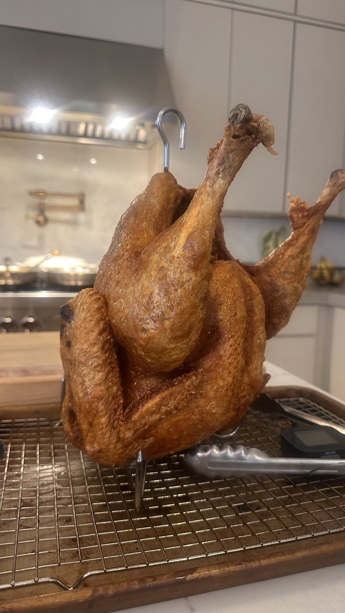 MarcSF415's tweet photo. @Mappy6984 Mine came out great! Heat to 450 and drop turkey in, oil will drop to 350 and heat back up to 375 . Cook for 30 mins pull out and rest for 15mins and drop back in for 10-15 on a 14# bird https://t.co/io5bSZmTOp