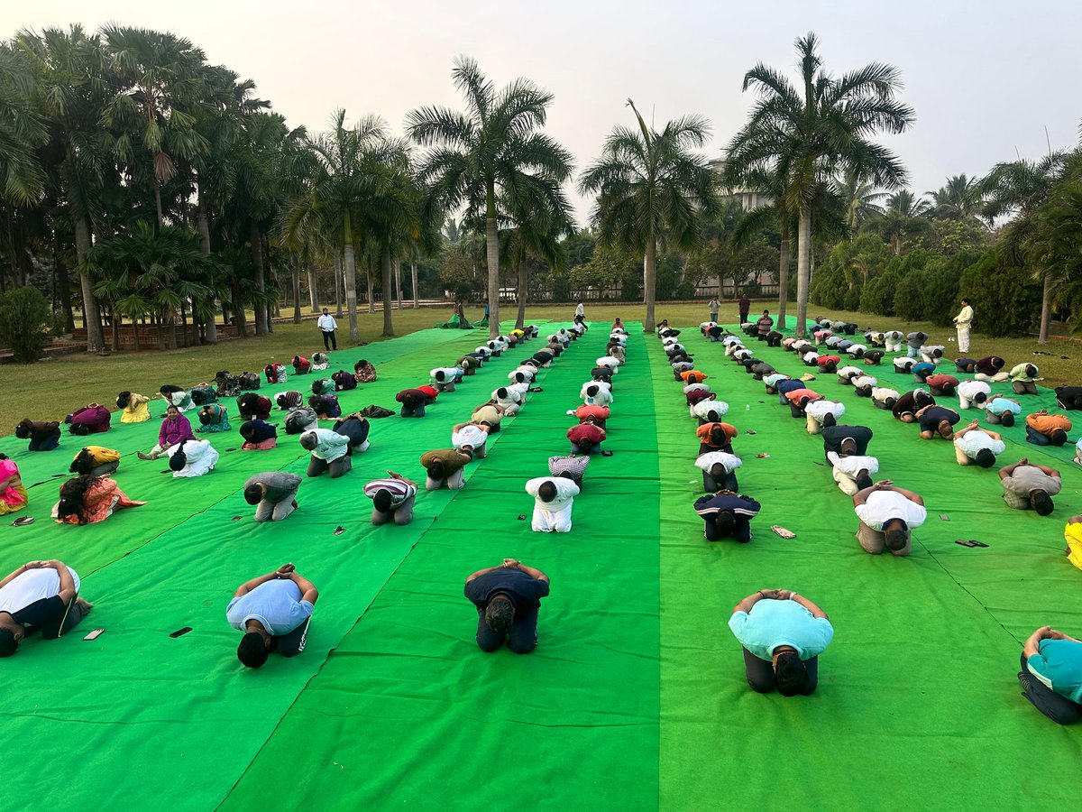 విశాఖపట్నంలో జరుగుతున్న ఉత్తరాంధ్ర జోన్ మండల అధ్యక్షుల ప్రశిక్షణవర్గలో భాగంగా ఉదయం యోగా శిక్షణ.
#yoga
#PrashikshanaVarg