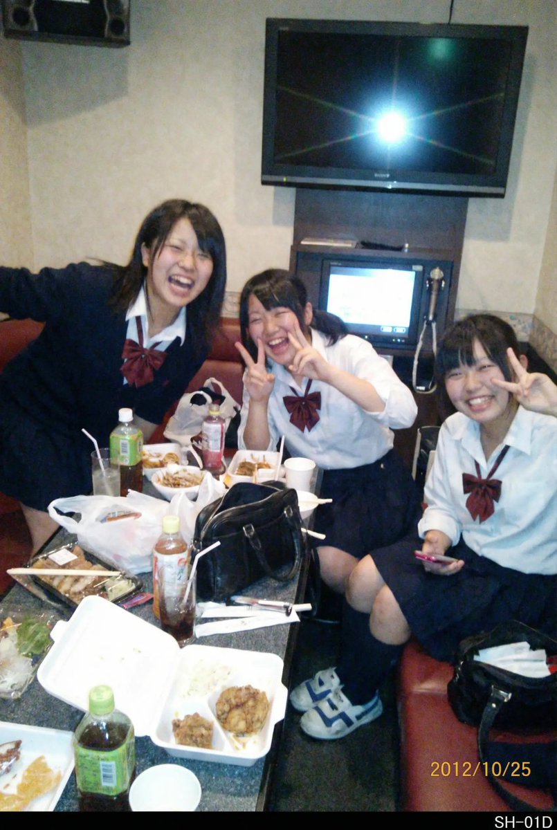 SSSS_CRYPTOMAN's tweet image. Nano Banana Pro プロンプト集⑧
素人が撮影した古いスナップ写真を作るプロンプト。エモい気分に浸れますw
アスペクト比は3:2がオススメ
シチュエーションは色々変えてみて

👇️プロンプト
-----
低画質な使い捨てカメラで撮影した1枚の日常写真。日本の高校生が撮影した下手くそな写真。
-----