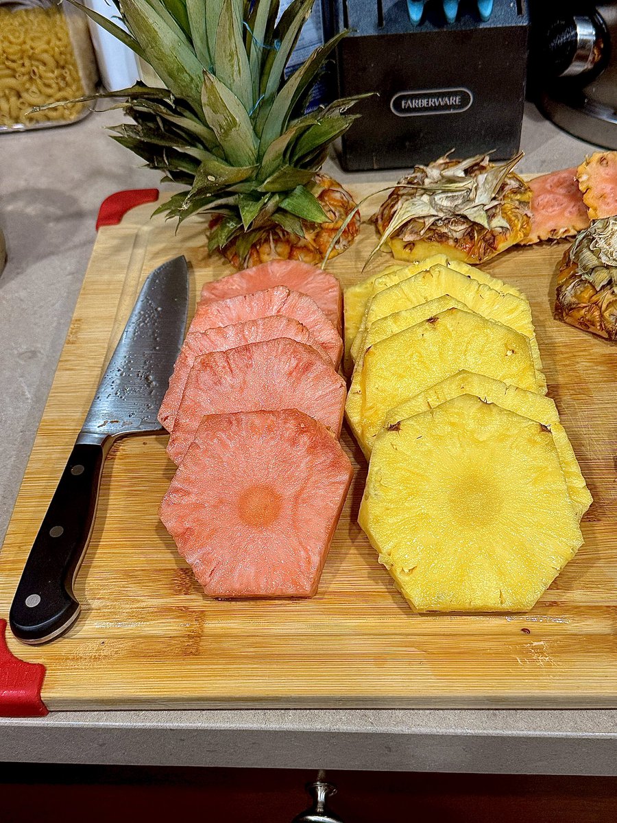 Taste test: 😮 
-Gold Island Pineapple:
Super sweet, slight tart, mega flavor super juicy!!!

For the win!!!
-Pink Glow Pineapple: 🥇🤩 
Zero tart, notes of… cotton candy, strawberry, cherry and pink lemonade!!!
<a href="/Sweetheartsour1/">Mrs Sarah 🍁🎃🩻</a> 
<a href="/StewsSauce/">Stew</a> 
<a href="/PaprikaGirl_JP/">Paprika Girl</a>